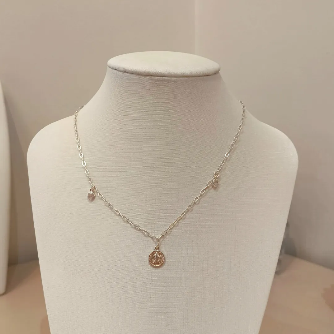 CHOKER CARTIER COM MEDALHA DE SÃO BENTO E CORAÇÃO DE ZIRCONIAS