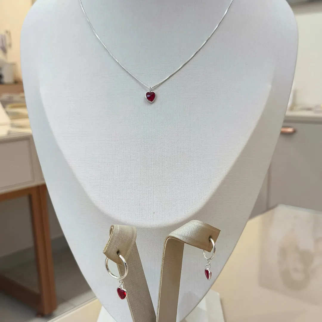 CONJUNTO PRATA CORRENTE VENEZIANA E ARGOLA C/ PINGENTE CORAÇÃO VERMELHO