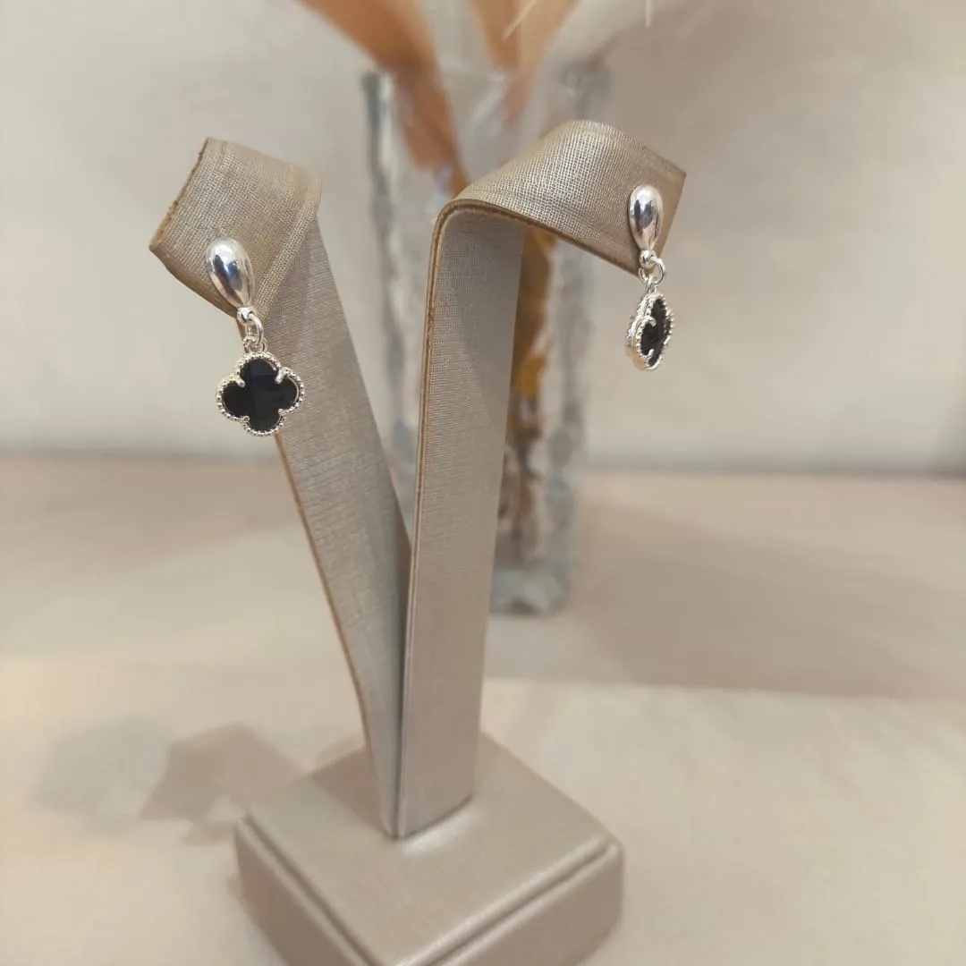 BRINCO PRATA TREVO VAN CLEEF PRETO