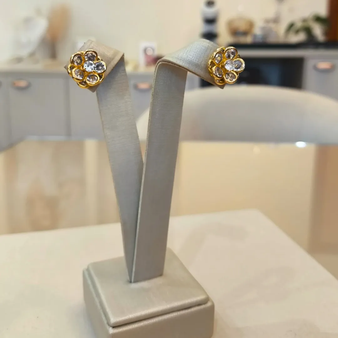 BRINCO FLOR PÉTALAS ARREDONDADAS