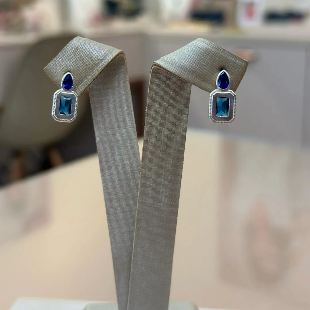 BRINCO PRATA AZUL MARINHO
