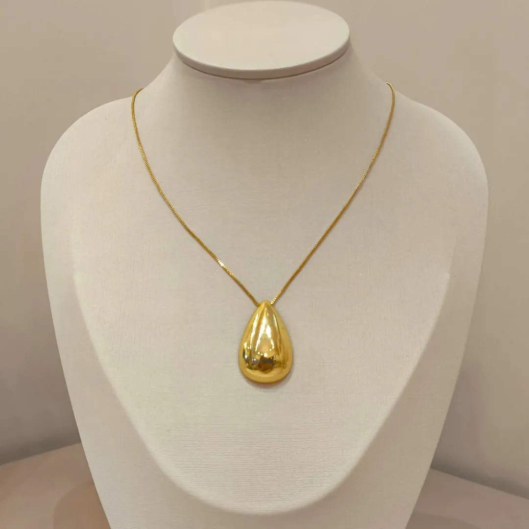 COLAR GOTA ABAULADA