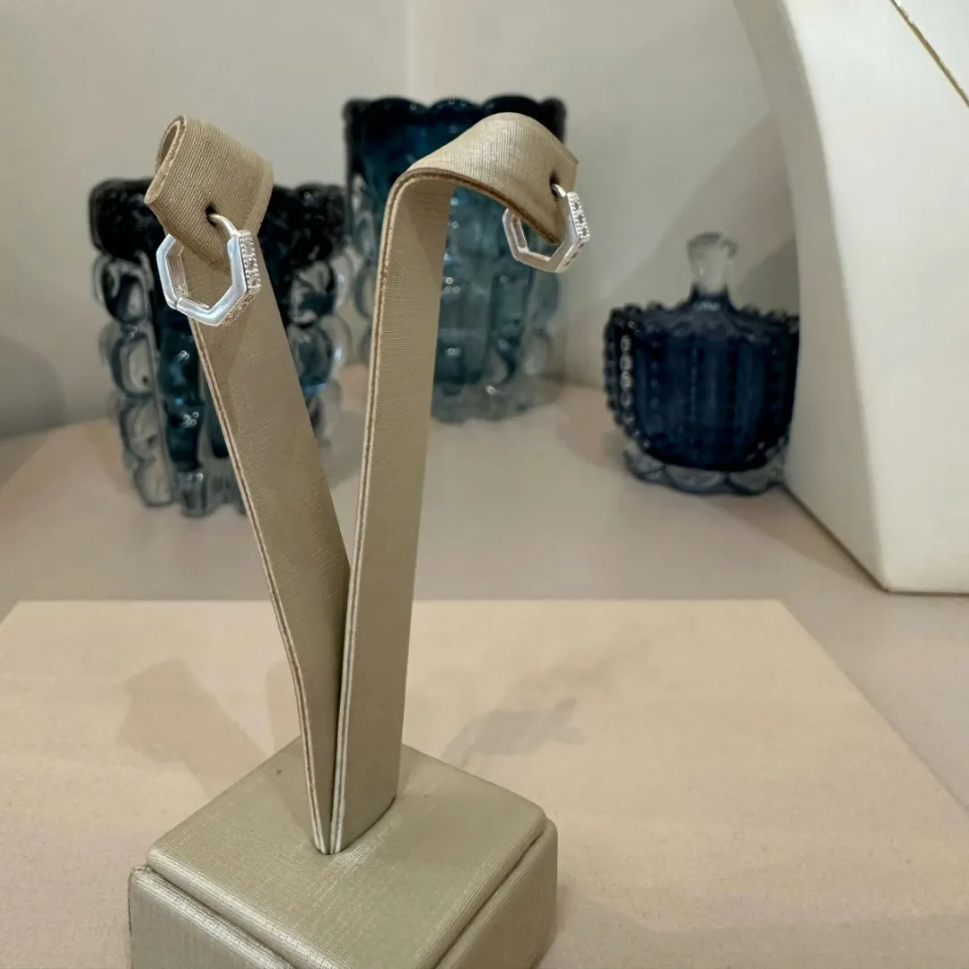 ARGOLA PRATA HEXÁGONO CRAVEJADA M