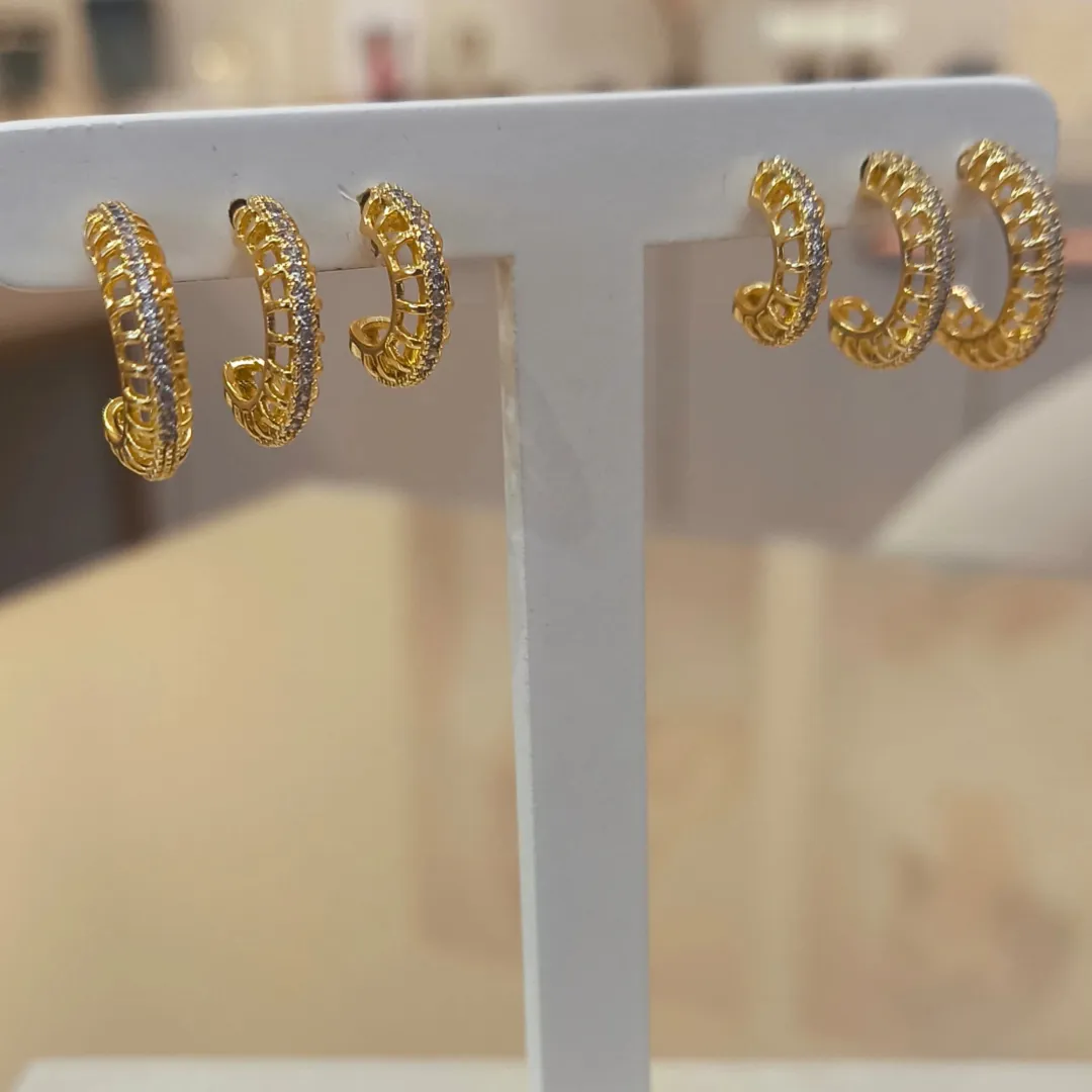 TRIO MEIA ARGOLA CRAVEJADA COM DETALHES VAZADOS