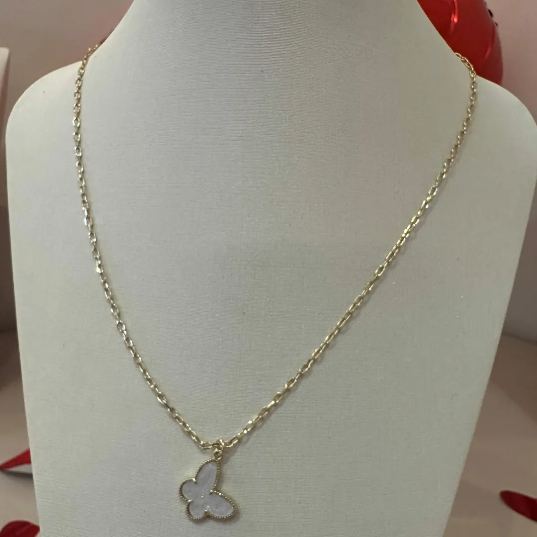COLAR CARTIER COM PINGENTE BORBOLETA RESINA MADREPÉROLA