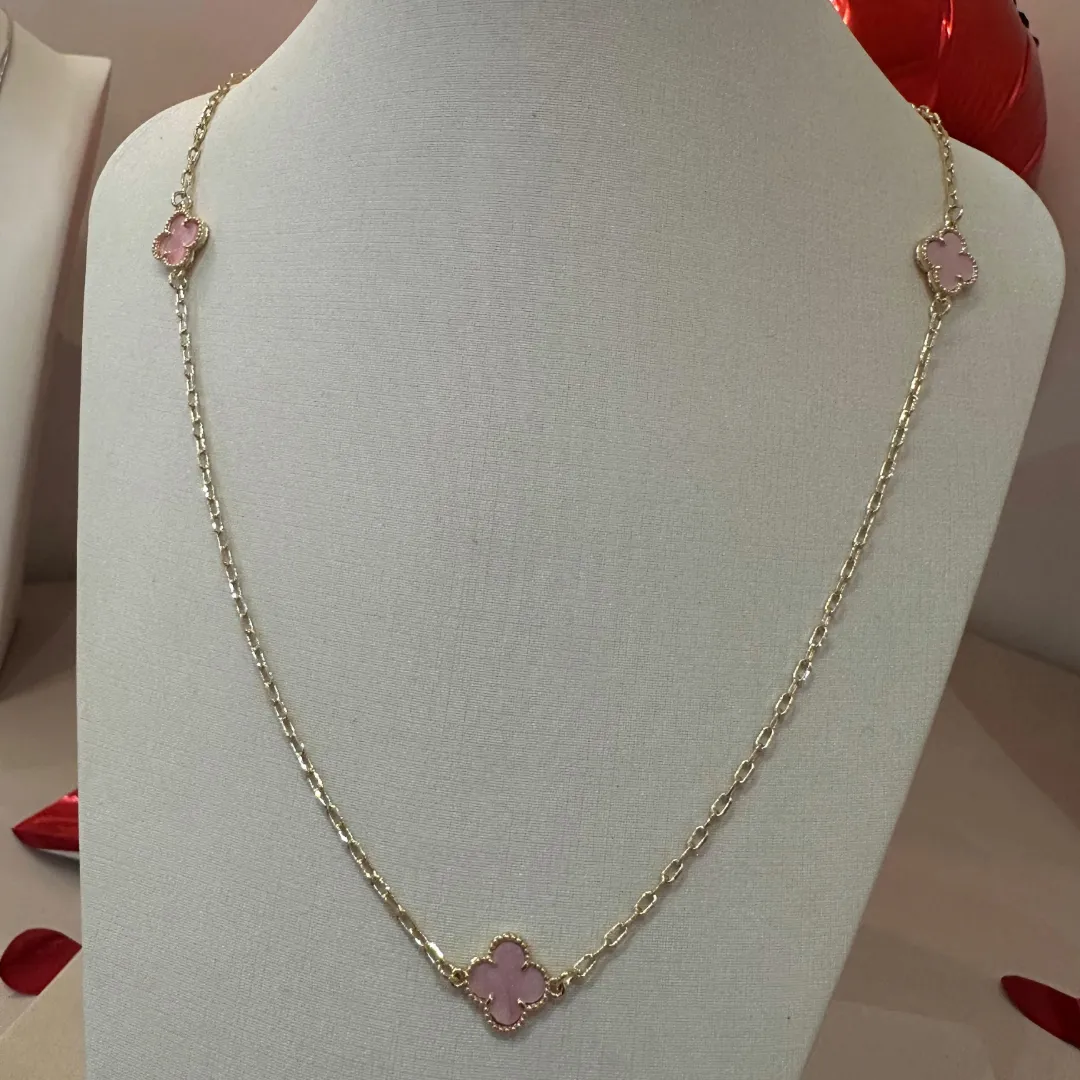 COLAR 3 TREVOS INSPIRAÇÃO VAN CLEEF ROSA PASTEL 50CM