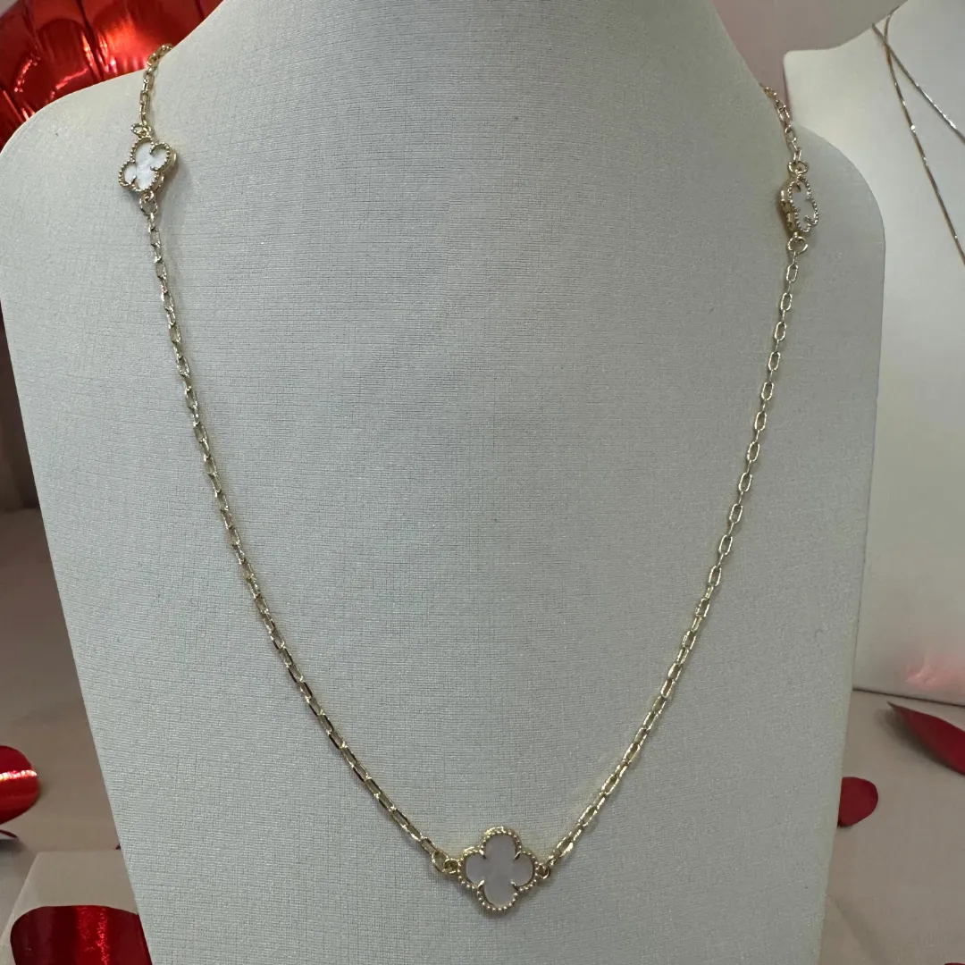 COLAR 3 TREVOS INSPIRAÇÃO VAN CLEEF MADREPÉROLA 50CM