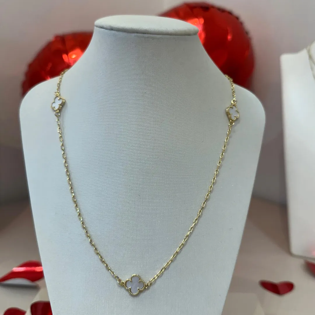 COLAR 3 TREVOS INSPIRAÇÃO VAN CLEEF MADREPÉROLA 50CM