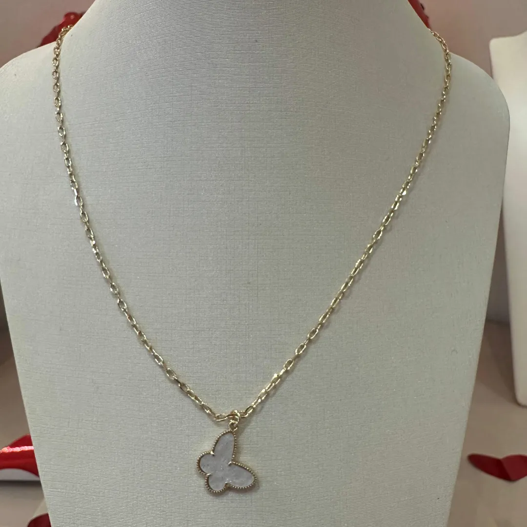 COLAR CARTIER COM PINGENTE BORBOLETA RESINA MADREPÉROLA