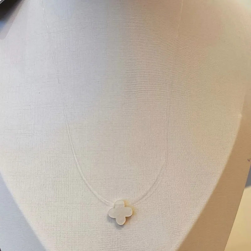 COLAR FIO DE NYLON TREVO VAN CLEEF MADREPÉROLA