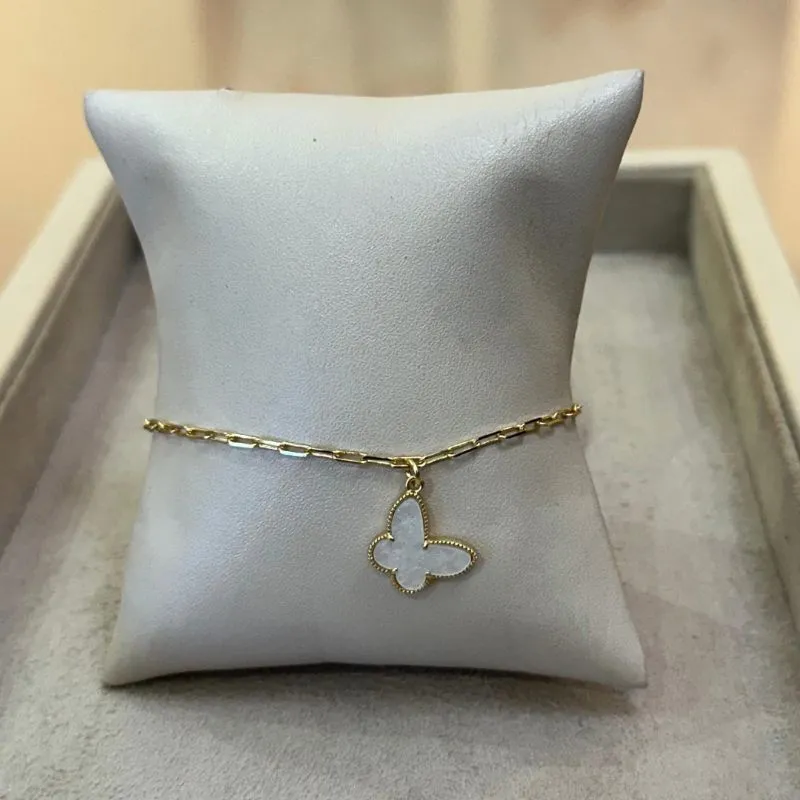 PULSEIRA CARTIER COM PINGENTE BORBOLETA RESINA MADREPÉROLA
