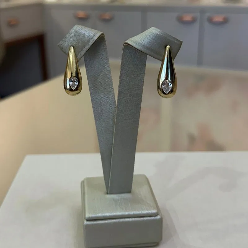 BRINCO GOTA COM DETALHE EM ZIRCÔNIA GRANDE