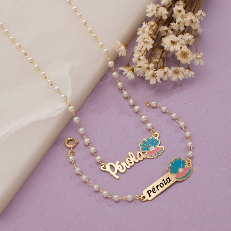 CONJUNTO INFANTIL COLAR E PULSEIRA DE PÉROLAS COM PLAQUINHA CONCHA