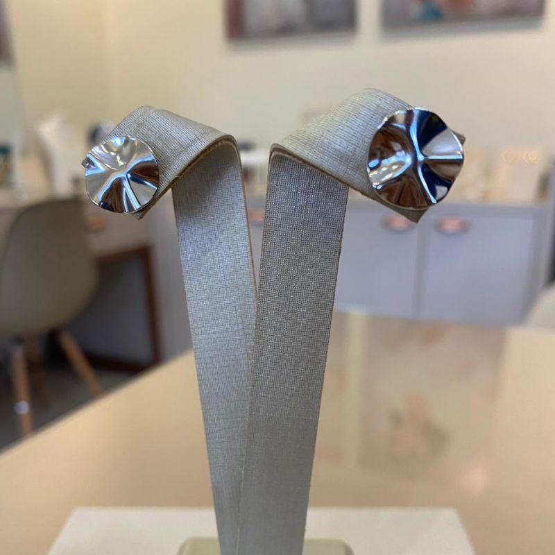 BRINCO BOTÃO MARTELADO MINI BANHO DE DIAMANTE