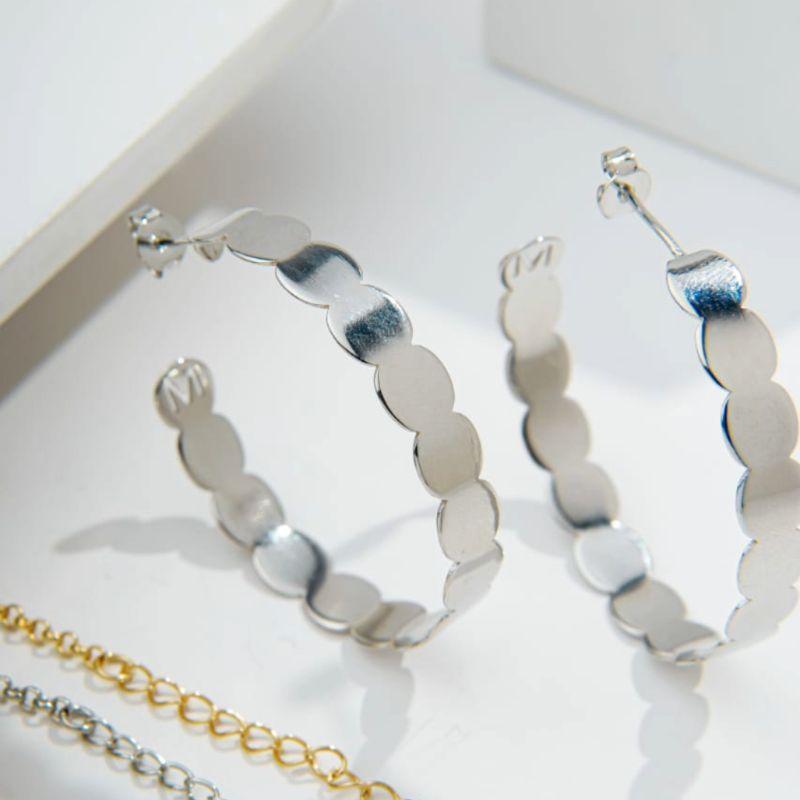 BRINCO ARGOLA ESFERAS RÓDIO BRANCO COM INICIAL