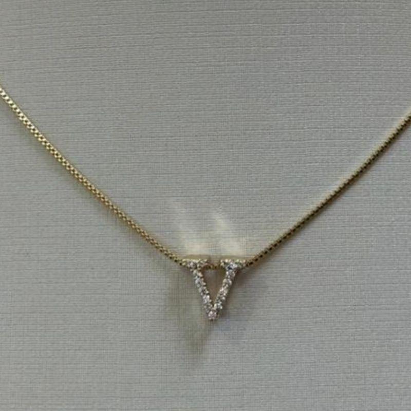 PINGENTE INICIAL CRAVEJADA LETRA V