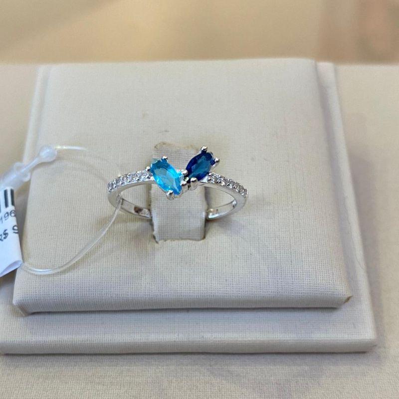 ANEL PRATA CRAVEJADO COM DUAS ZIRCÔNIAS AZUIS TAMANHO 17