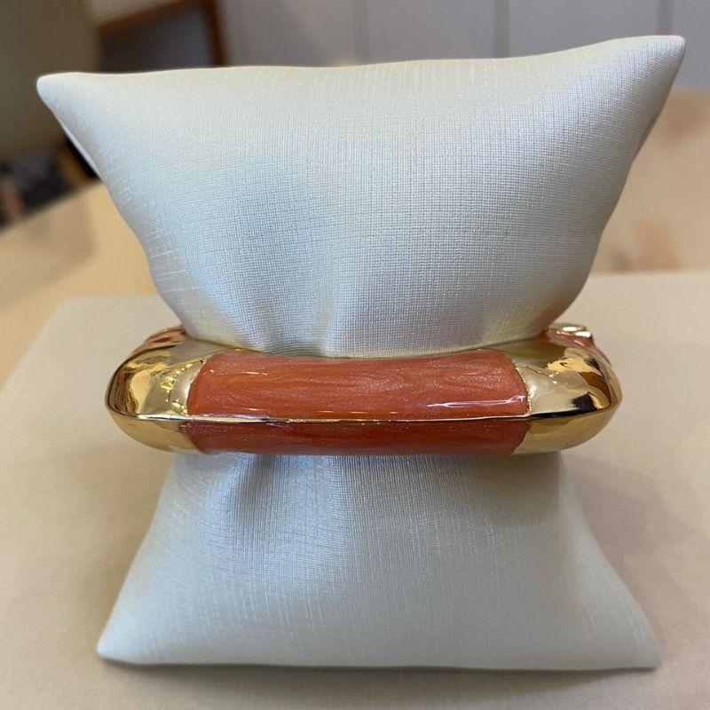 BRACELETE RESINADO CARAMELO PEROLADO QUADRADO