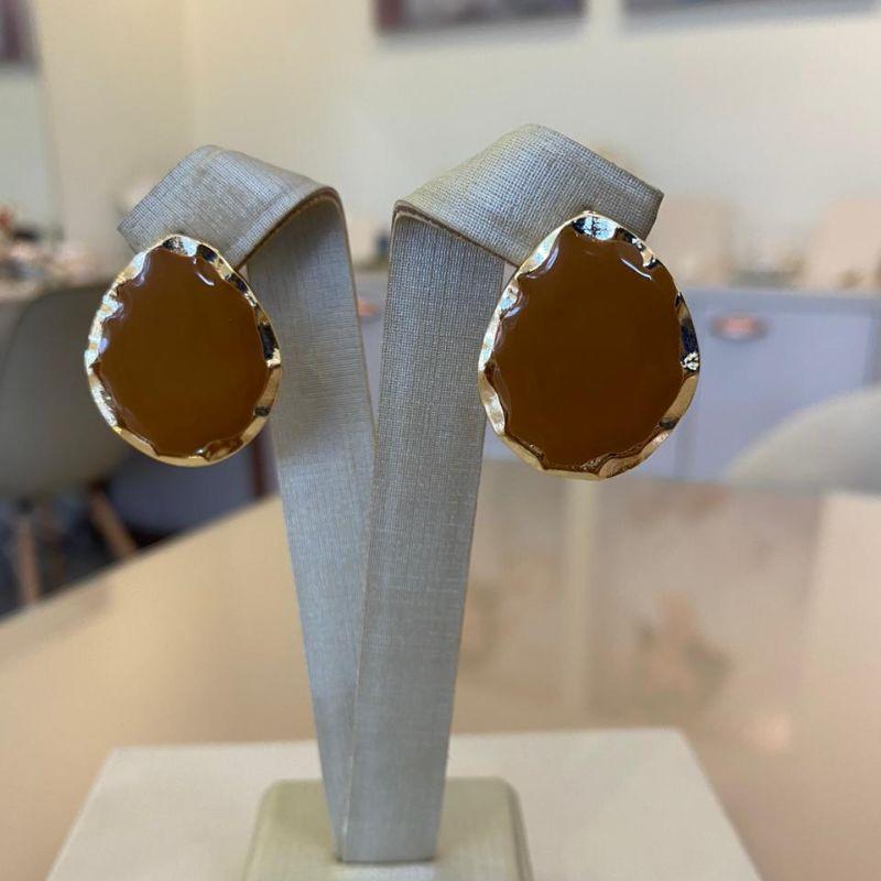 BRINCO GOTA RESINADO MARROM