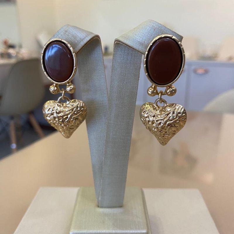 BRINCO OVAL MARROM E CORAÇÃO