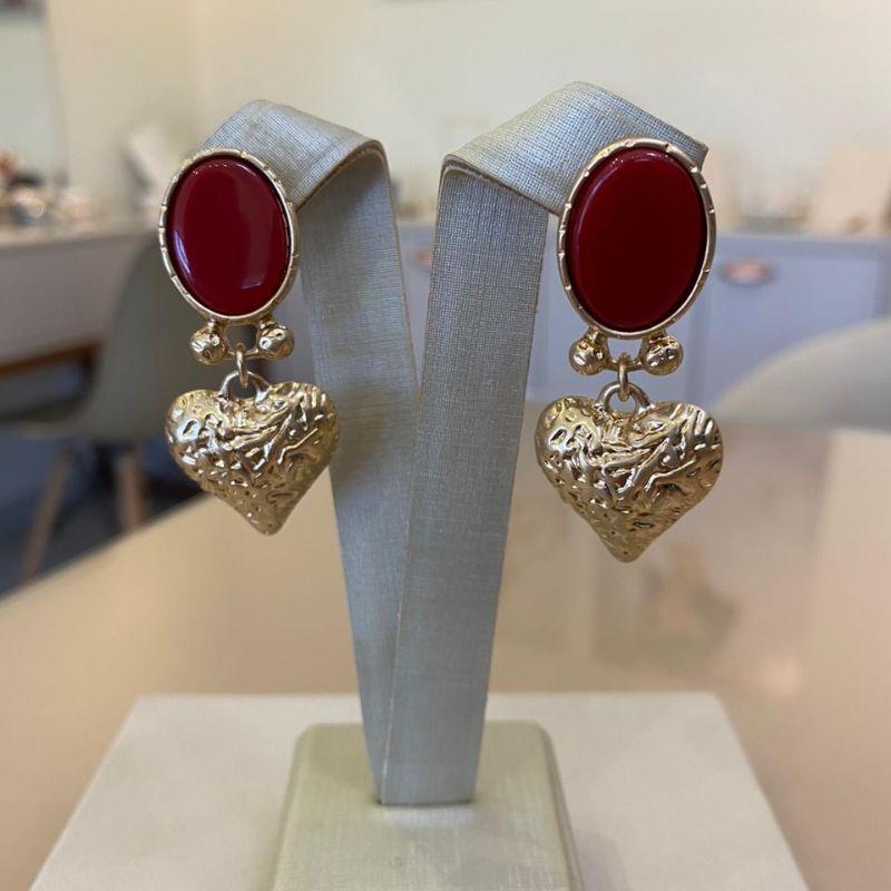 BRINCO OVAL MARSALA E CORAÇÃO