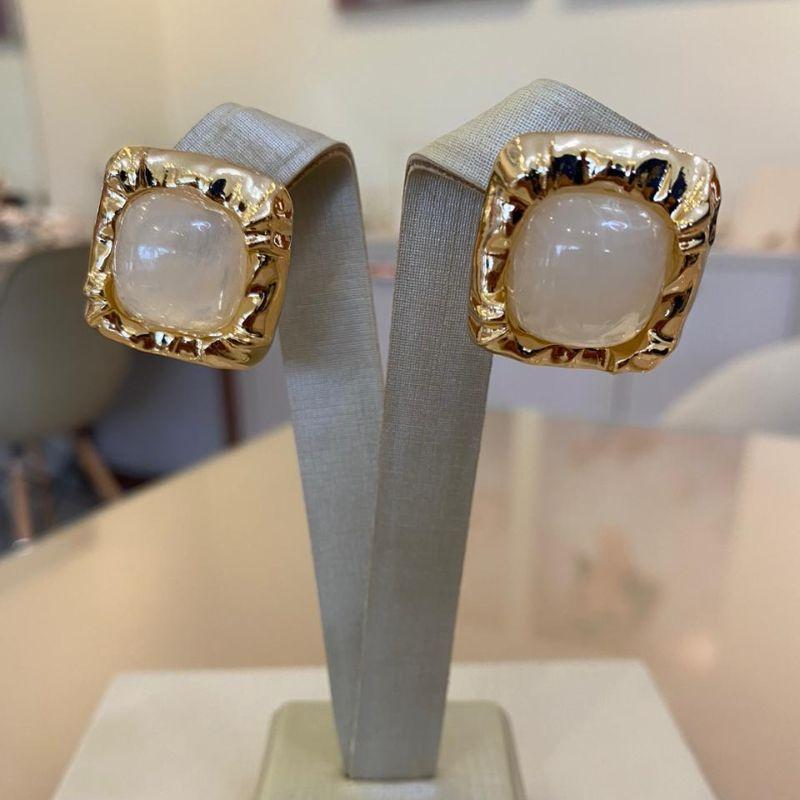 BRINCO QUADRADO PEDRA NUDE