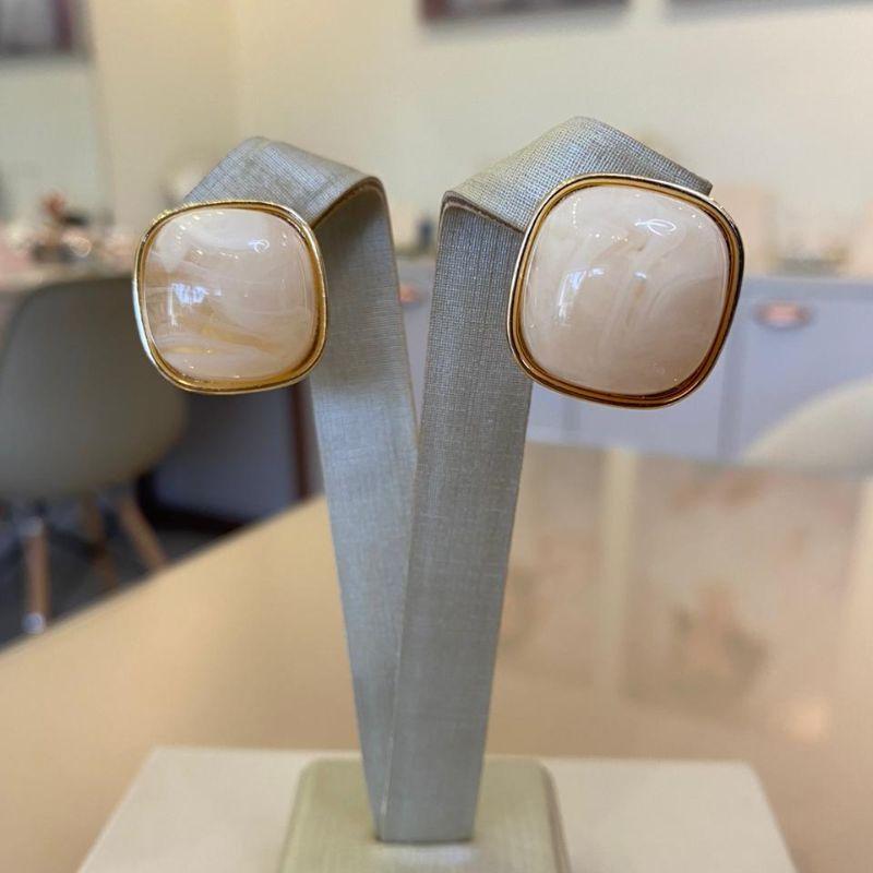 BRINCO QUADRADO PEDRA OFF WHITE