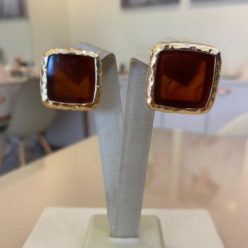 BRINCO QUADRADO RESINADO CARAMELO