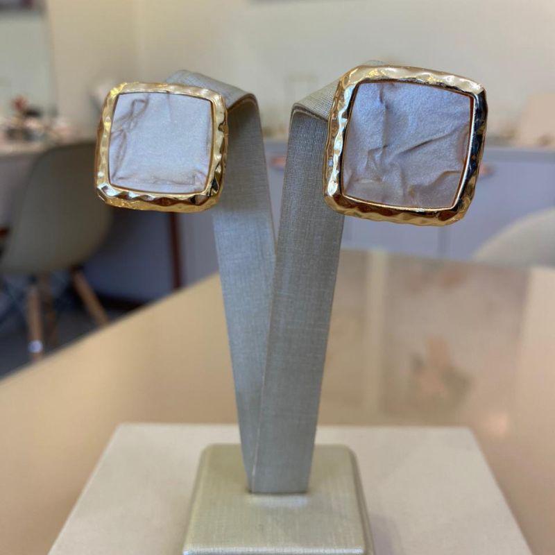 BRINCO QUADRADO RESINADO MADREPÉROLA