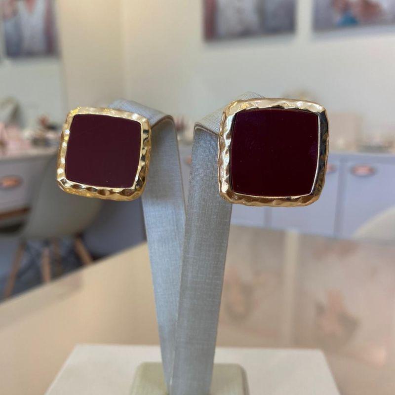 BRINCO QUADRADO RESINADO MARSALA