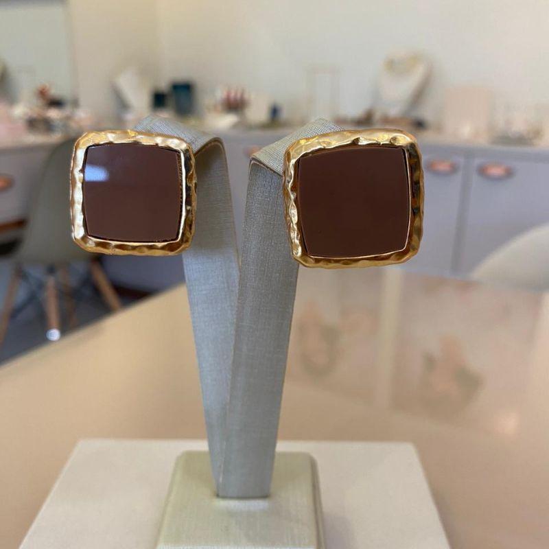 BRINCO QUADRADO RESINADO NUDE