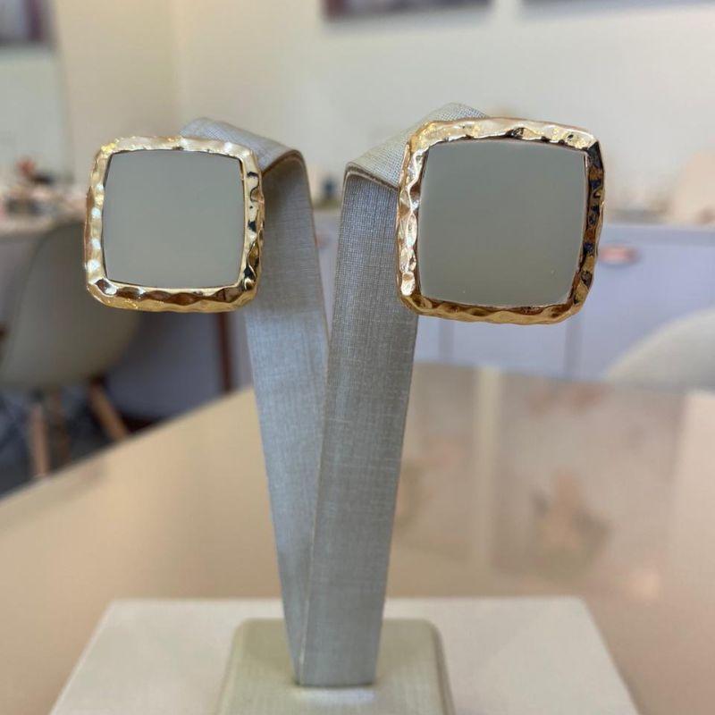 BRINCO QUADRADO RESINADO OFF WHITE