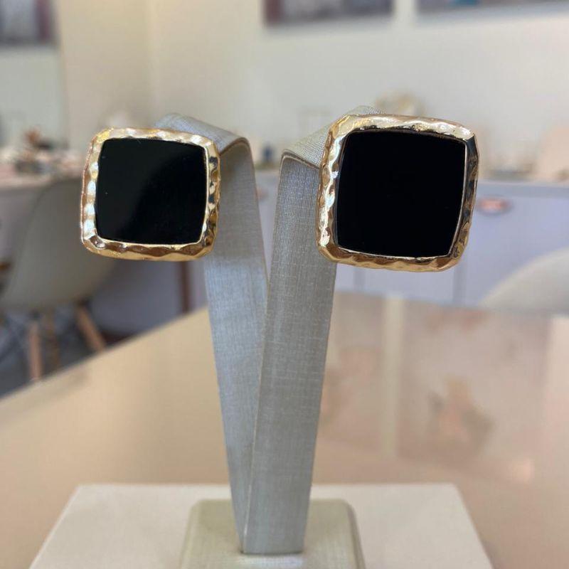 BRINCO QUADRADO RESINADO PRETO