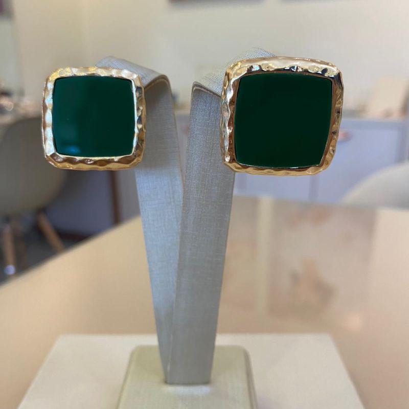 BRINCO QUADRADO RESINADO VERDE ESMERALDA