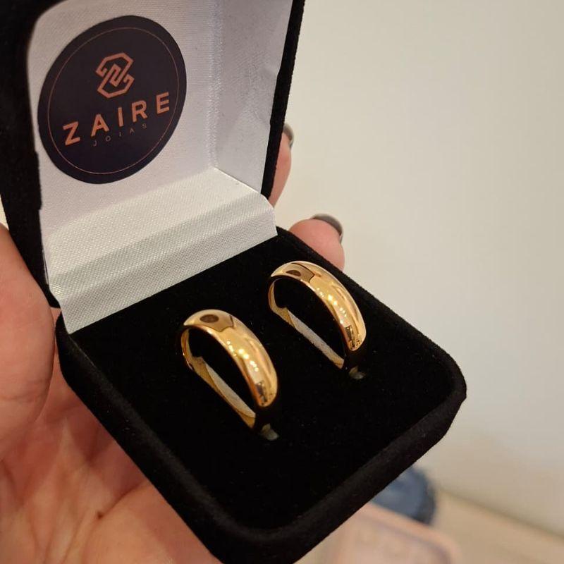 PAR DE ALIANÇAS TUNGSTÊNIO DOURADA LISA ABAULADA