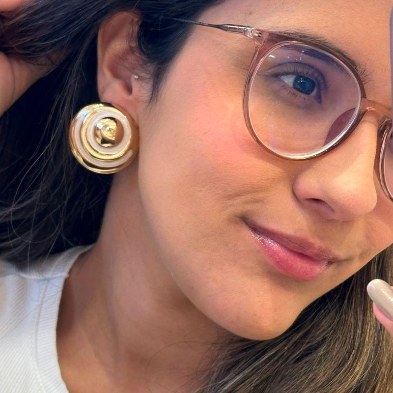 BRINCO REDONDO DOURADO E OFF WHITE