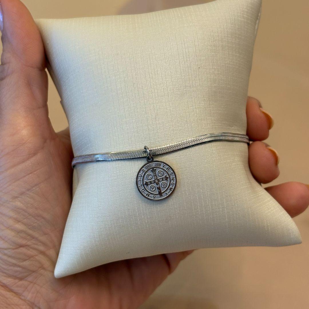PULSEIRA AÇO FITA 3.3MM C/ PINGENTE SÃO BENTO 17CM + 5CM EXTENSOR